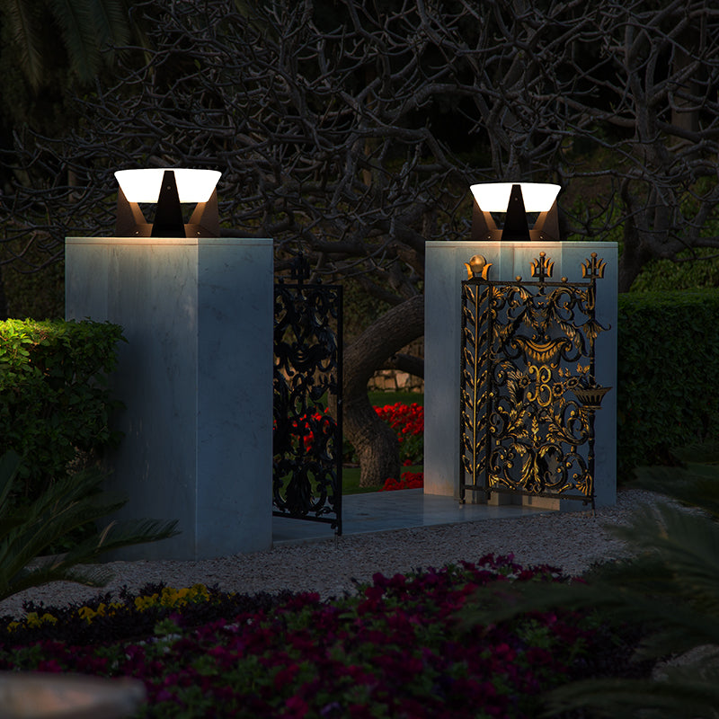 Lámpara solar LED impermeable para jardín y exterior, resistente a la intemperie, con luz fría.