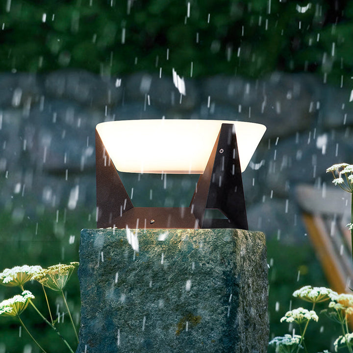 Luz fría de lámpara solar LED potente iluminando camino de jardín, perfecta para seguridad y decoración.