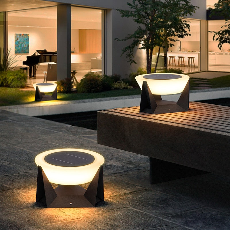 Lámpara solar LED potente y elegante para iluminación exterior de jardín y terraza.