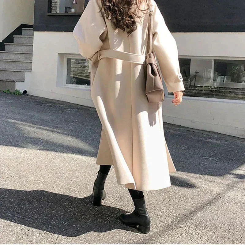 Abrigo de mujer con diseño en línea A y botones. Estilo chic para invierno, perfecto como ropa exterior.