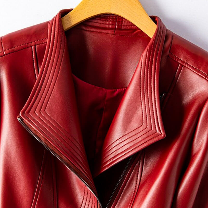 Cazadora de mujer estilo biker efecto piel. Chaqueta atemporal para un look audaz y moderno.