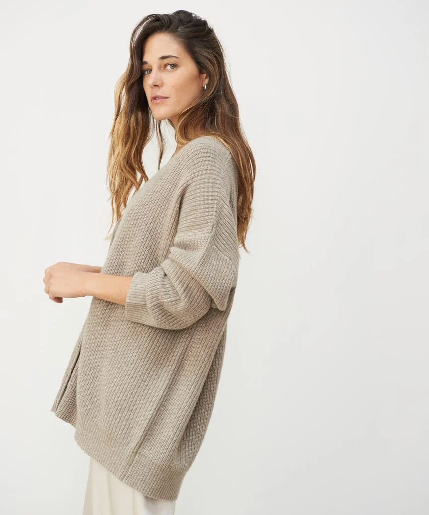 Cárdigan de punto relajado con detalle de botones, elegante y cómodo para mujer.