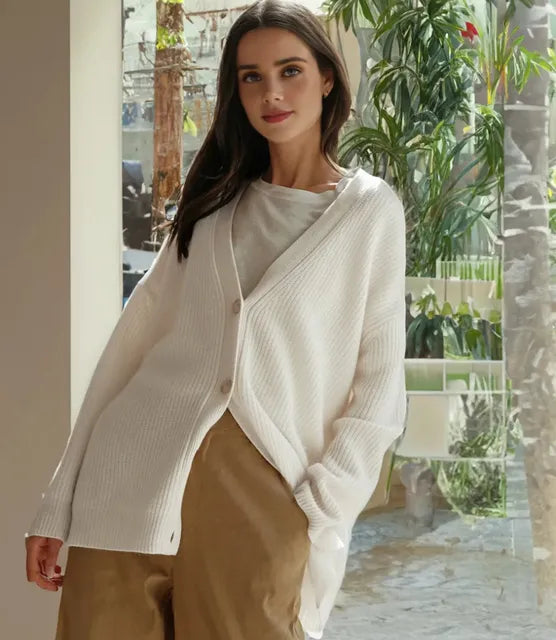 Jersey de punto casual con botones para mujer, perfecto para capas en días fríos.