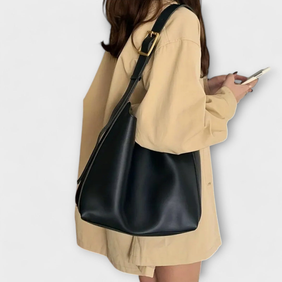 Elegante bolso de piel para mujer, con correa ajustable, un accesorio de moda perfecto para el día a día.