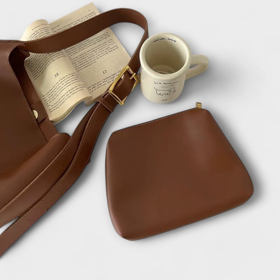 Bolso de mujer en piel marrón, con estilo moderno y asa de hombro ajustable, ideal para uso diario.