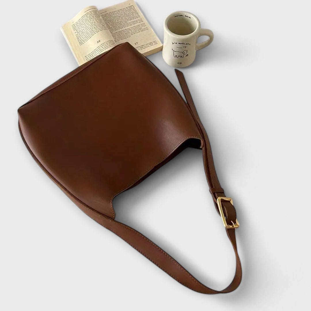 Bolso de hombro negro de piel para mujer, versátil y ajustable, el complemento perfecto para tu atuendo.