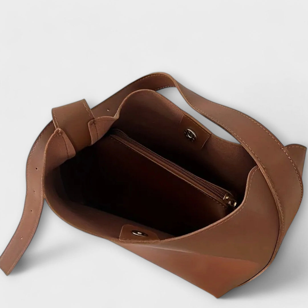 Accesorio de moda: Bolso de hombro de piel para mujer, con diseño elegante y correa ajustable.