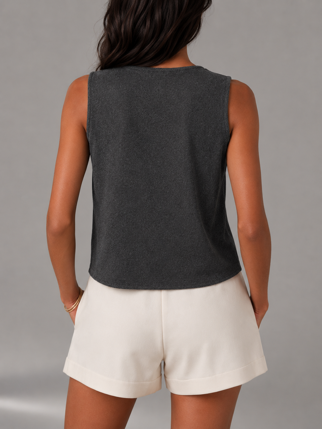 Elegante chaleco cropped topo para mujer. Botones dorados, cuello redondo, prenda versátil de moda.
