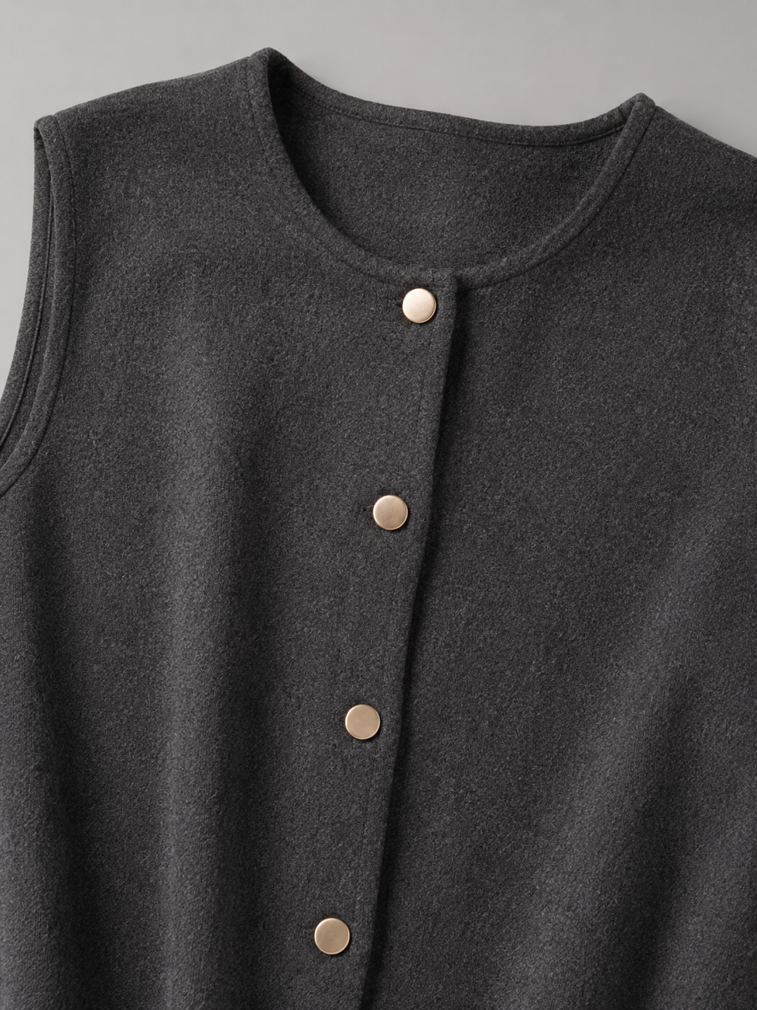 Chaleco de verano sin mangas para mujer. Estilo moderno cropped con llamativos botones dorados, chic.
