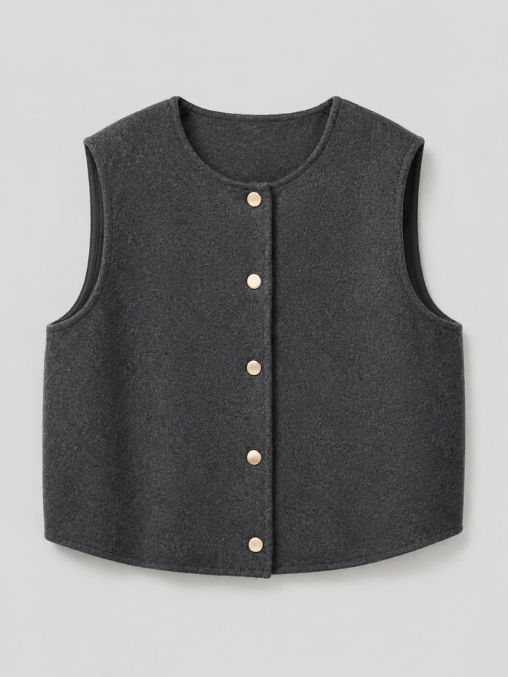 Moda femenina: chaleco cropped elegante en gris, sin mangas, con chic botones dorados. Ropa casual.