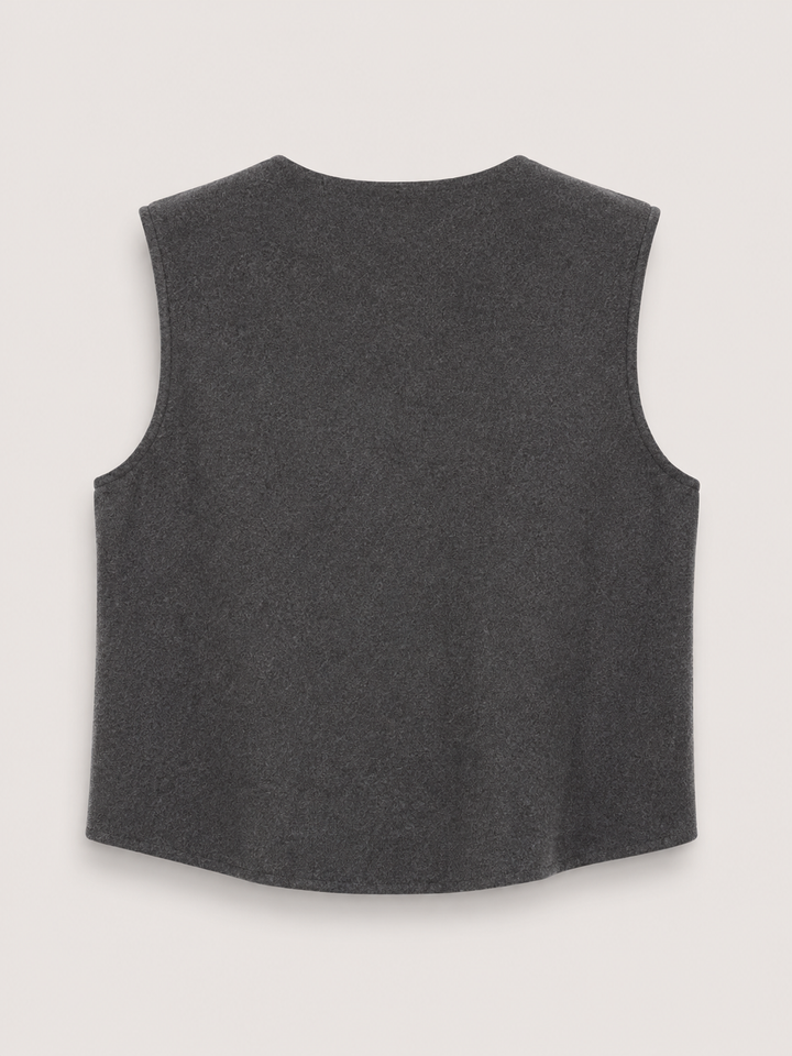 Chaleco cropped de mujer con botones dorados. Estilo versátil, moderno, disponible en gris, beige, negro.