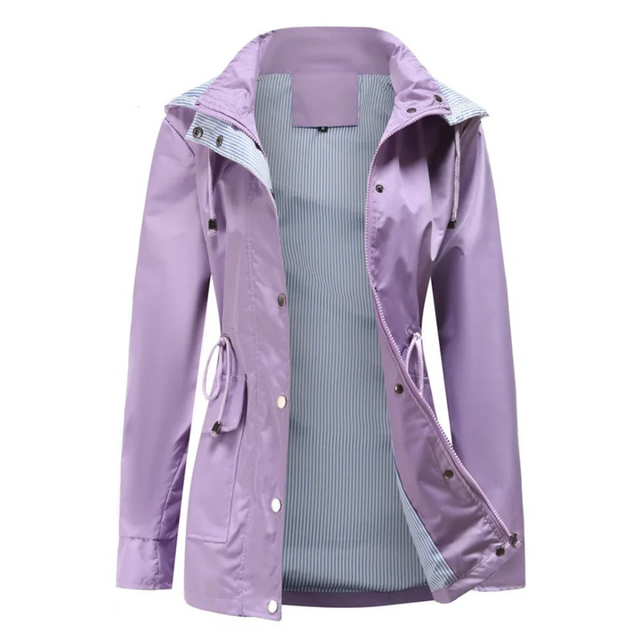 Detalle de la capucha desmontable en gabardina impermeable de mujer. Versatilidad y protección contra la lluvia con estilo.