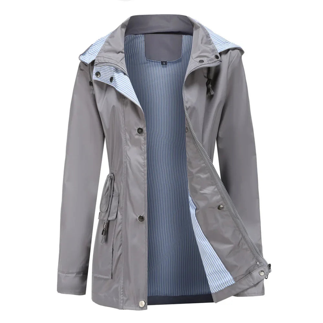 Espalda de gabardina impermeable de mujer. Diseño moderno y abrigo protector para cualquier clima. Moda femenina para lluvia.