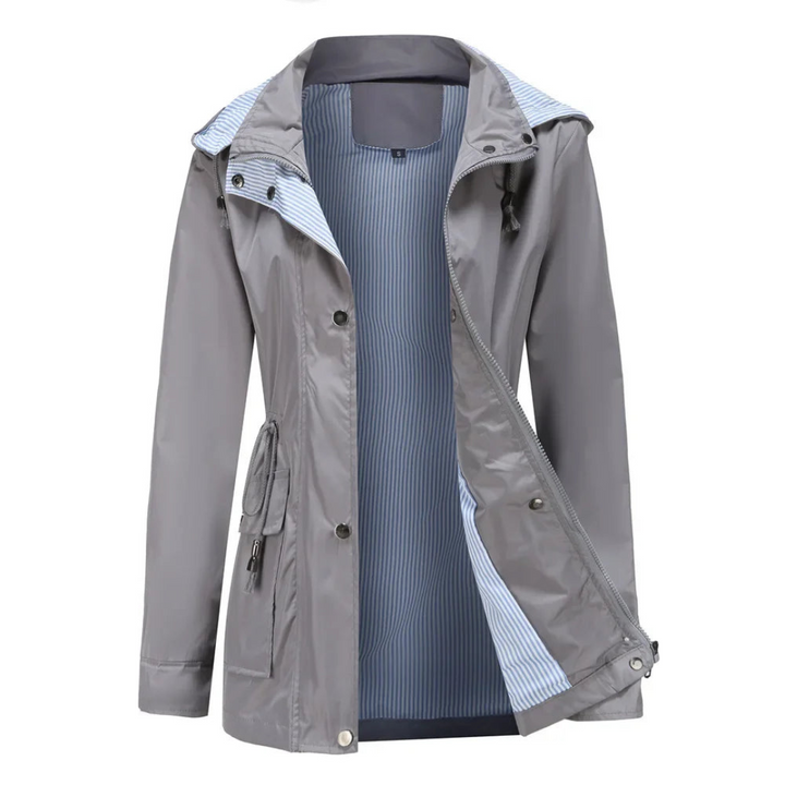 Espalda de gabardina impermeable de mujer. Diseño moderno y abrigo protector para cualquier clima. Moda femenina para lluvia.
