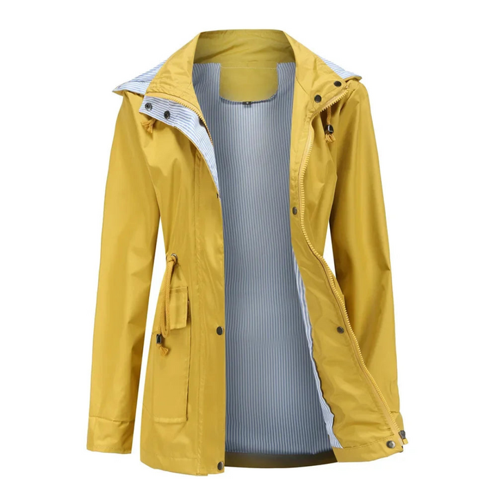 Modelo usando gabardina impermeable de mujer con capucha. Estilo y comodidad para moda femenina. Protección para lluvia.