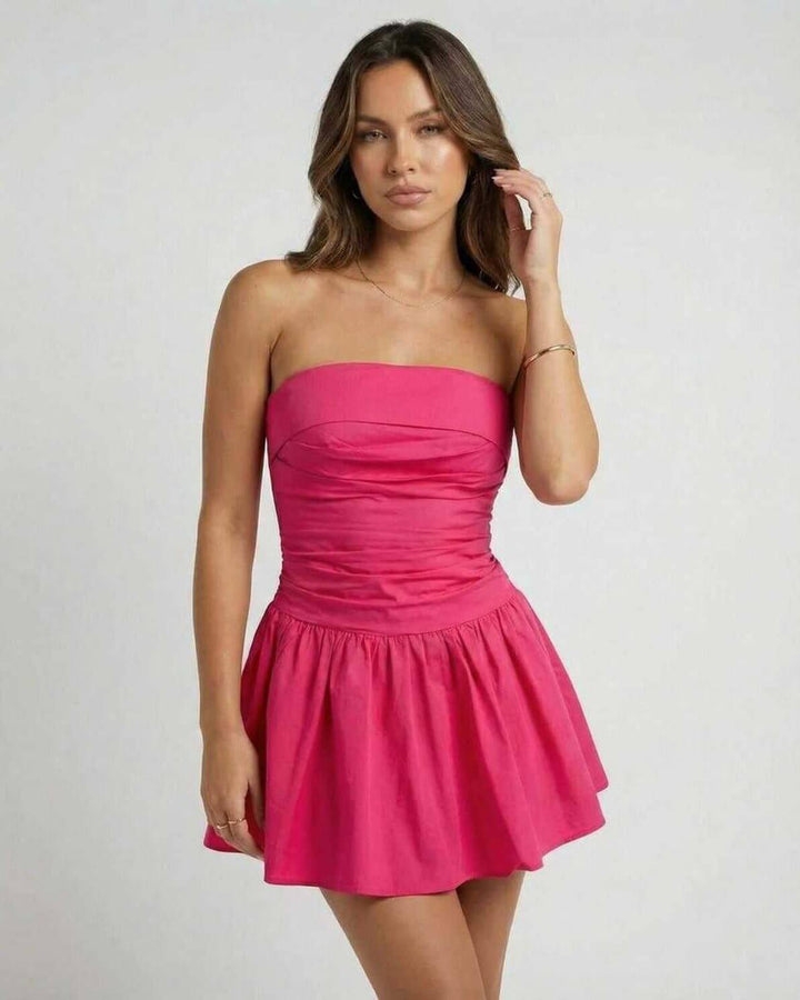 Vestido mini blanco puro para mujer, estilo sin tirantes, versátil para día o noche.