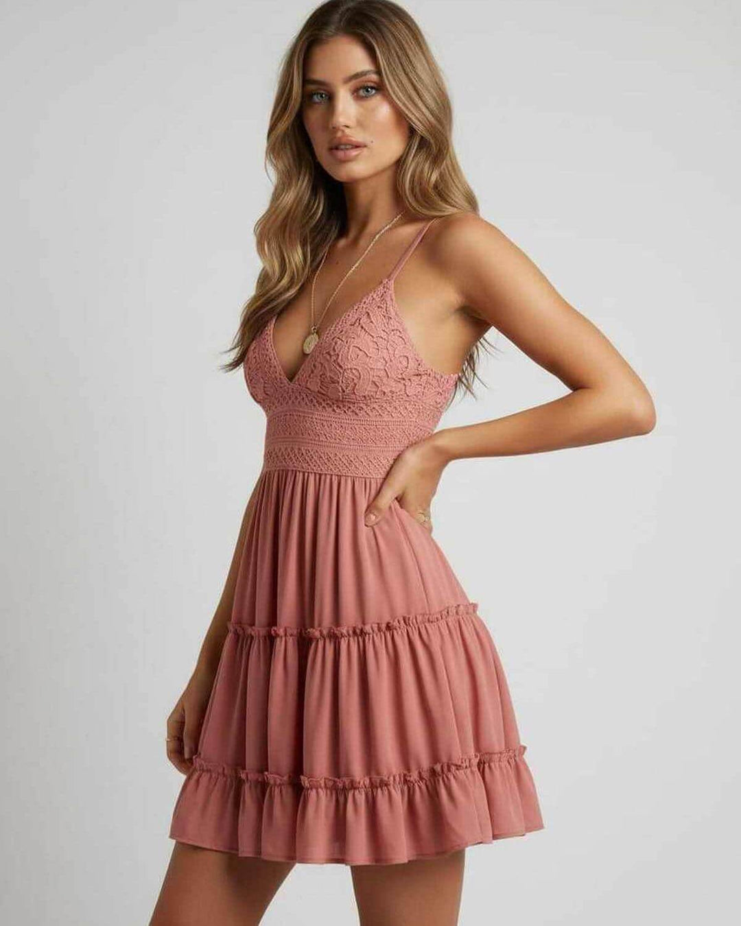 Moderno vestido mini blanco con escote V favorecedor y tirantes finos, perfecto para un look elegante de verano.
