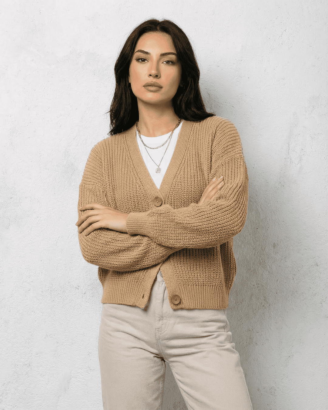 Prenda exterior: cárdigan de punto beige para mujer, elegante y cómodo, ideal para el entretiempo.
