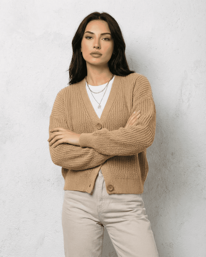 Prenda exterior: cárdigan de punto beige para mujer, elegante y cómodo, ideal para el entretiempo.