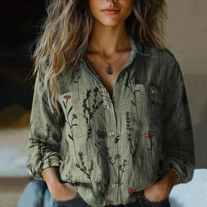 Blusa casual de mujer con estampado bandana multicolor y manga larga. Estilo relajado versátil con botones.