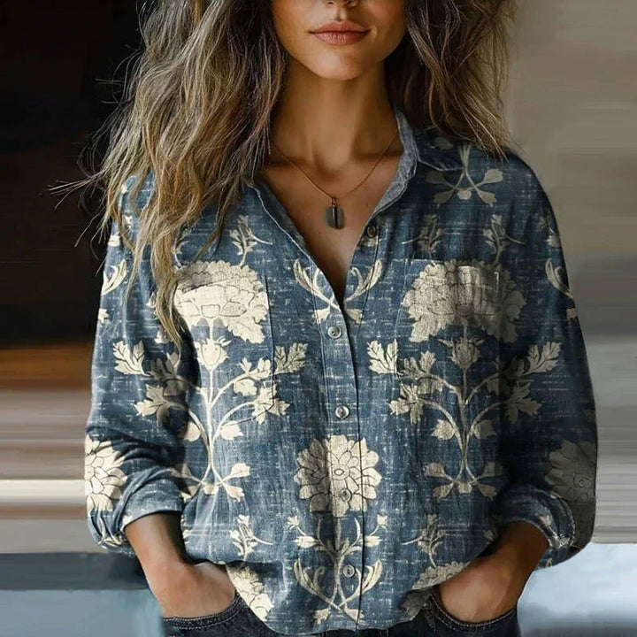 Camisa de mujer con botones, estampado bandana vibrante y manga larga. Ideal para un look casual cómodo y chic.