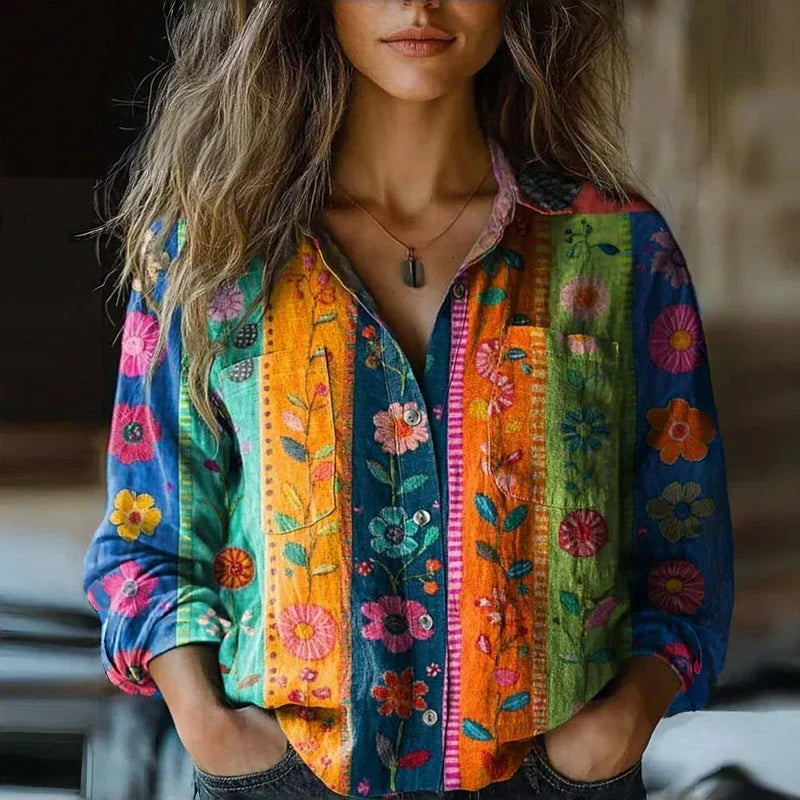 Camisa de mujer de corte relajado, manga larga, con vibrante estampado bandana. Blusa casual multicolor, tendencia actual.