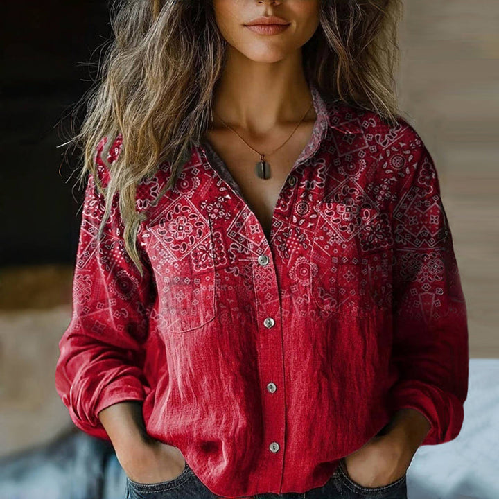 Camisa de mujer con estampado bandana multicolor, manga larga y estilo relajado. Perfecta para primavera-verano.