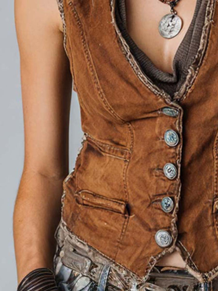 Mujer modelando chaleco denim vintage caramelo, silueta entallada para un look casual de moda.