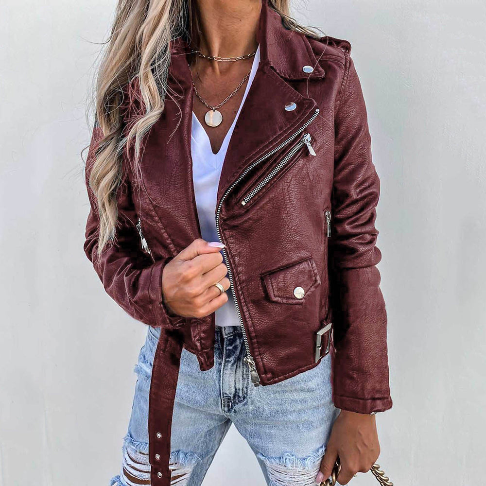 Chaqueta de cuero roja para mujer, diseño ajustado con cremallera frontal, perfecta para motociclistas o look casual.