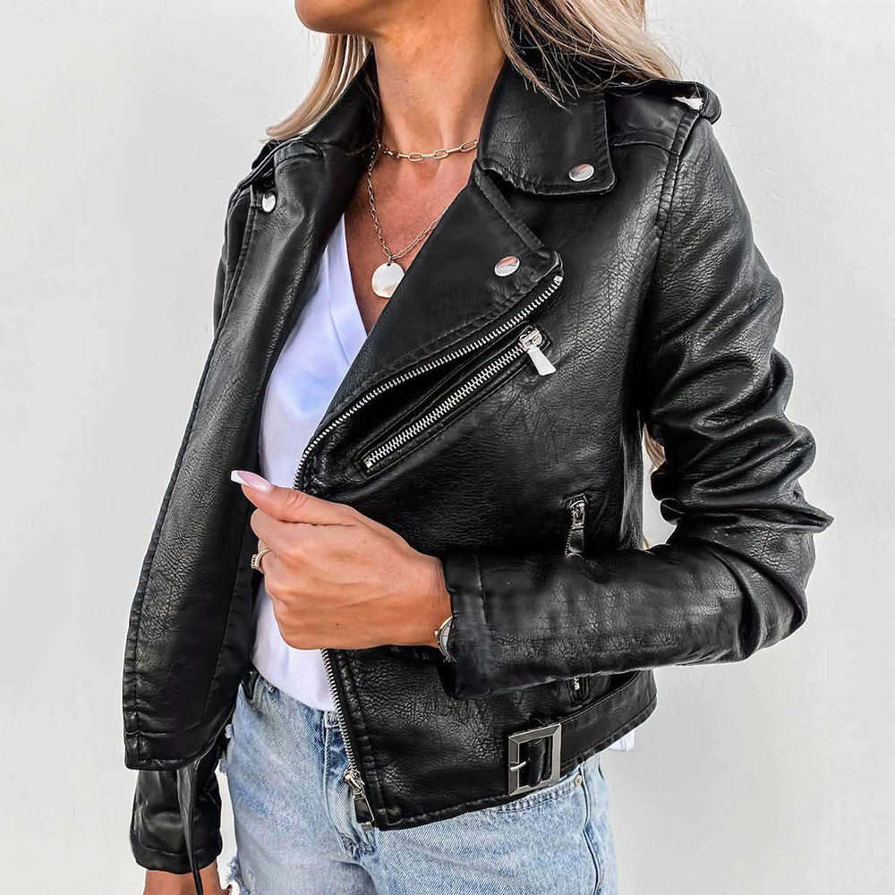 Elegante chaqueta de cuero ajustada para mujer, estilo motociclista con cremalleras. Ideal para uso casual en primavera.