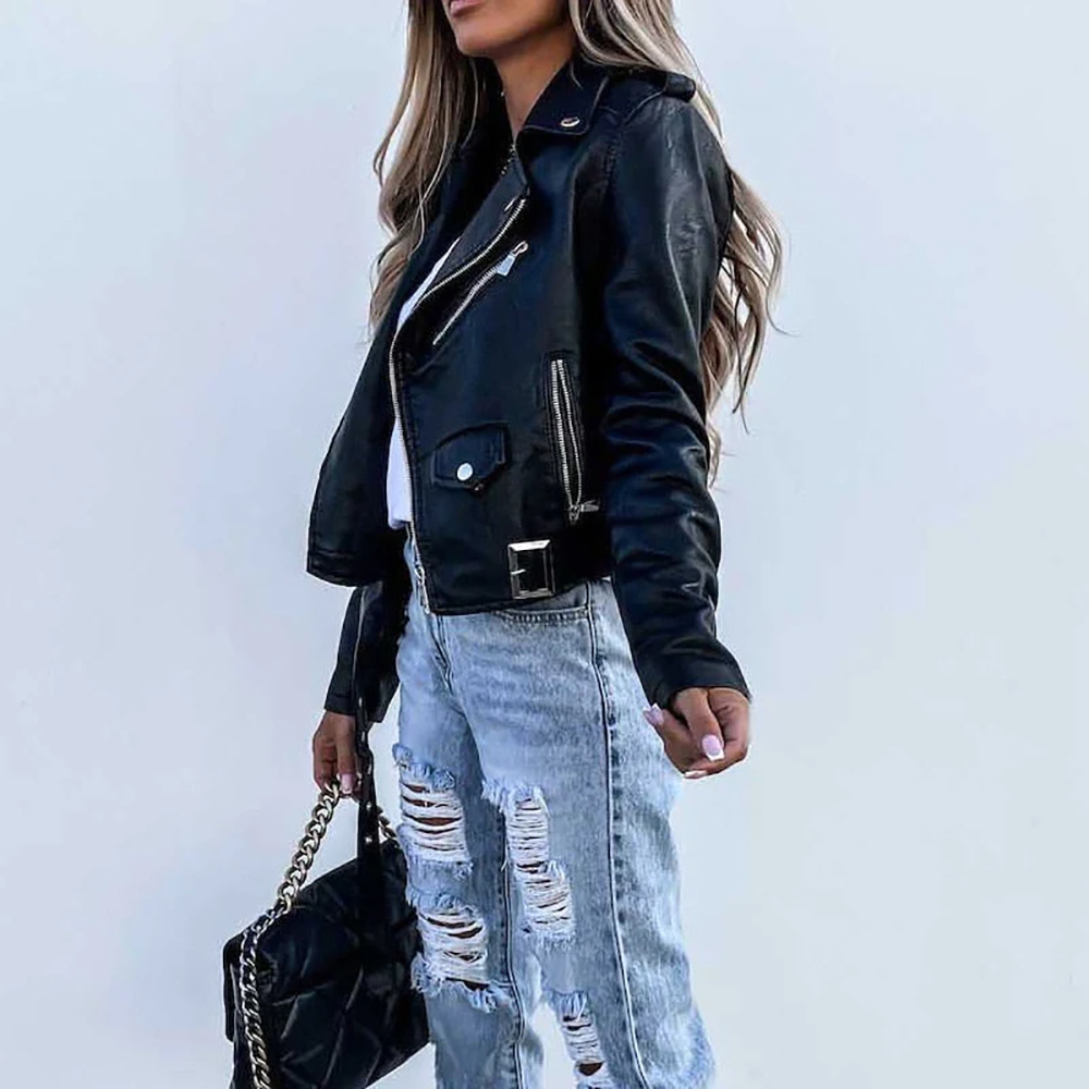 Chaqueta biker de cuero para mujer, corte ajustado, cremalleras decorativas. Perfecta como ropa exterior casual o de moto.