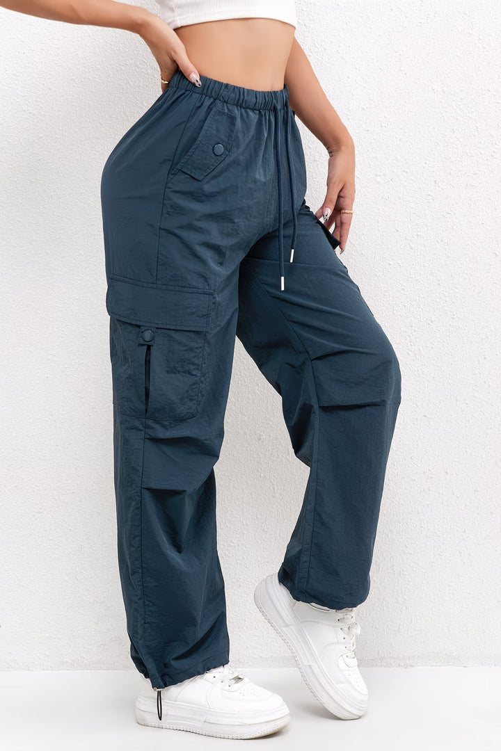 Pantalón cargo de mujer, tiro alto y cintura elástica. Comodidad y estilo casual para primavera. Moda femenina.