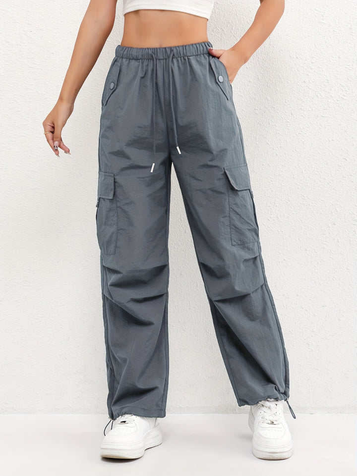 Pantalón cargo mujer tiro alto y cintura elástica. Ideal para primavera. Bolsillos funcionales y look relajado.