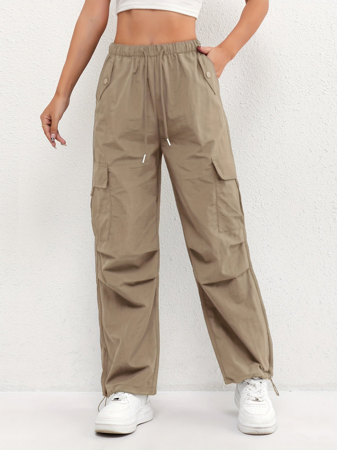 Detalle de pantalón cargo mujer: tiro alto, cintura elástica y bolsillos laterales. Estilo casual y moderno.