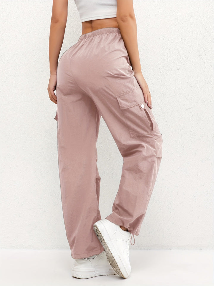 Pantalón cargo de mujer con tiro alto y cintura elástica. Diseño cómodo con bolsillos, perfecto para un look casual.