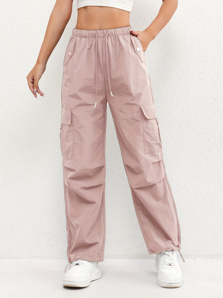 Pantalón cargo de mujer tiro alto, cintura elástica. Estilo casual y cómodo, con bolsillos. Moda femenina.
