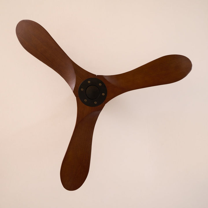 Ventilador de techo moderno, aspas de nogal, ideal para un ambiente relajante y fresco.