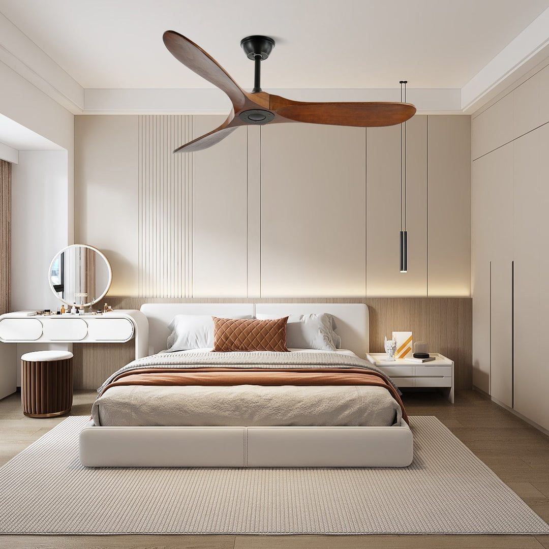 Ventilador de techo moderno y elegante en nogal, con mando a distancia fácil de usar.