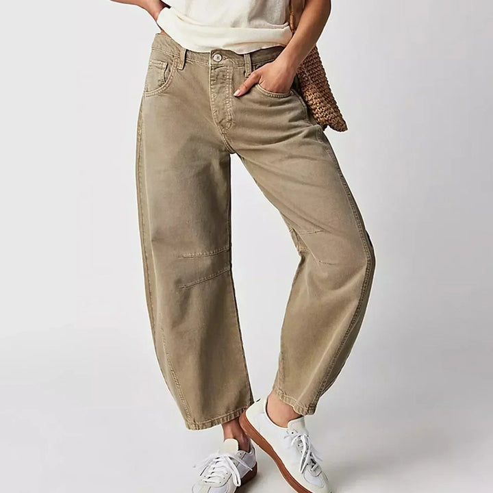 Vaquero ancho fluido de mujer en beige, tiro alto, estilo moderno y cómodo para look casual.