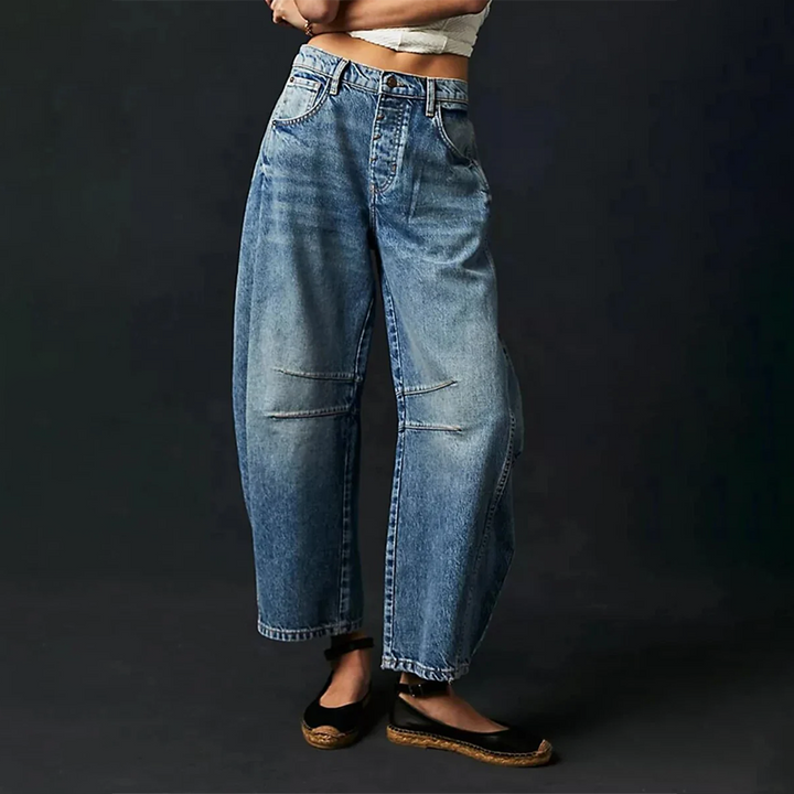 Jeans anchos de mujer, corte fluido y cintura alta, disponibles en beige, azul claro, negro y azul oscuro.