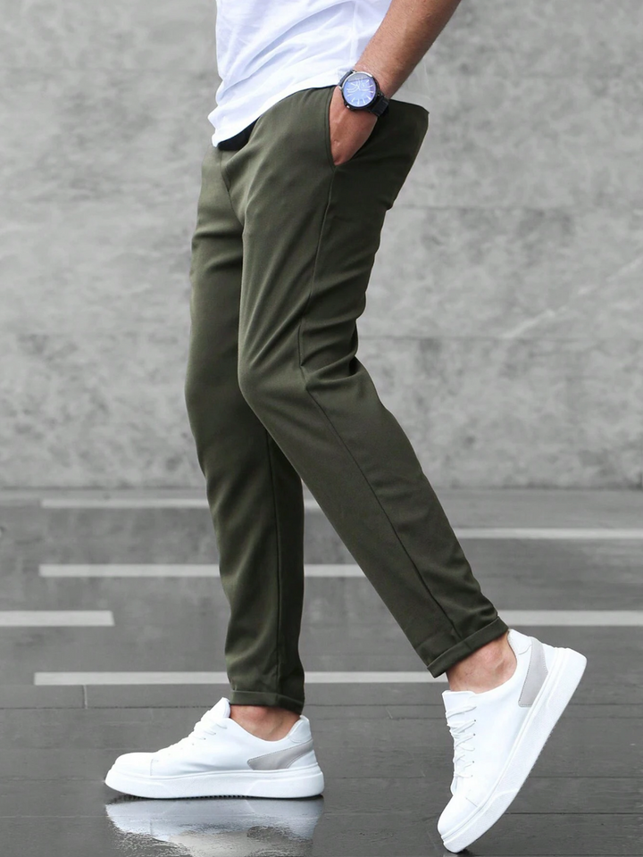 Pantalón deportivo elástico para hombre, ajuste urbano que maximiza comodidad y estilo casual.