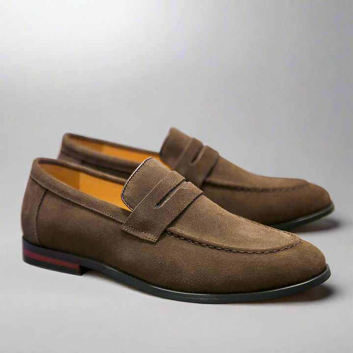 Vista lateral de mocasines para hombre, diseño ligero y elegante. Zapatos sin cordones para confort casual.