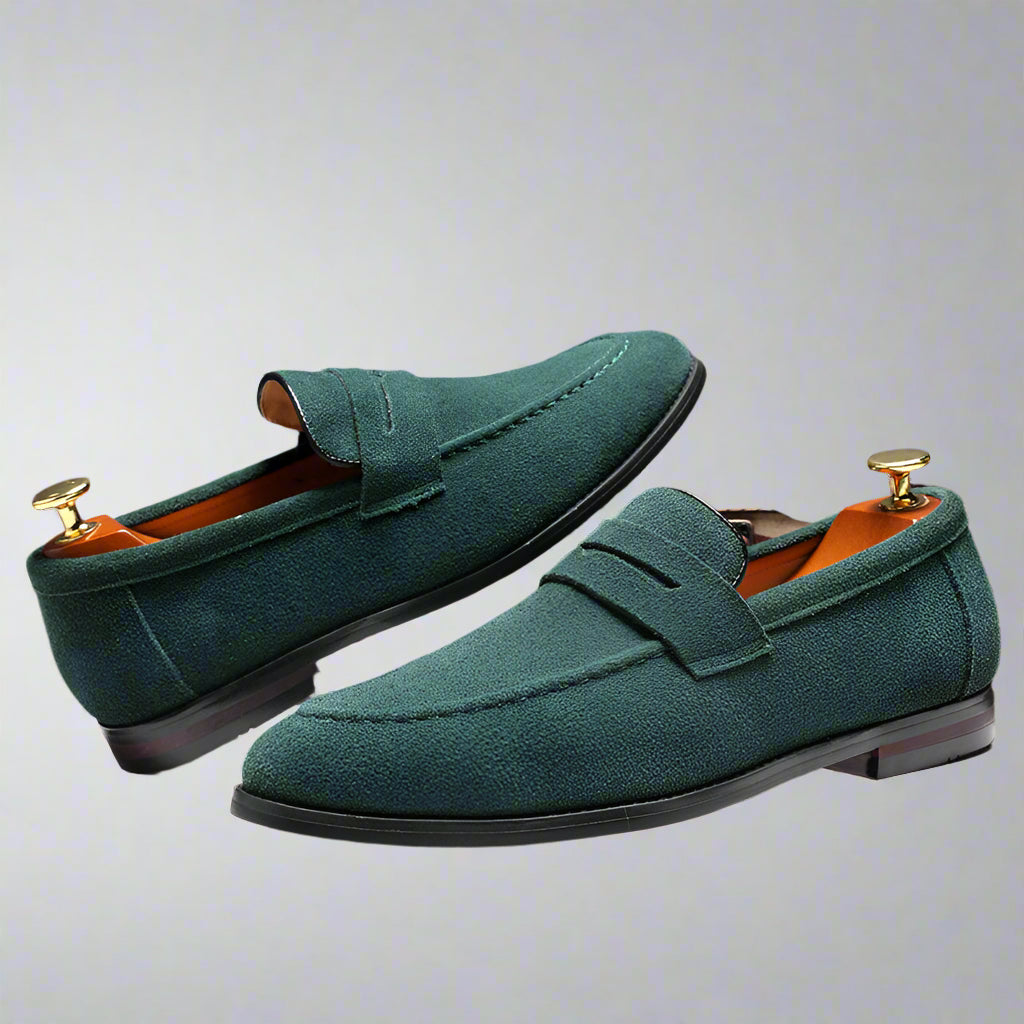 Par de mocasines casuales para hombre, zapatos elegantes y ligeros para un estilo sin esfuerzo.