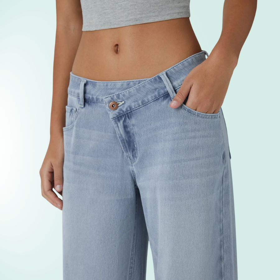 Pantalones vaqueros mujer elásticos, tiro bajo asimétrico. Moda femenina casual azul.