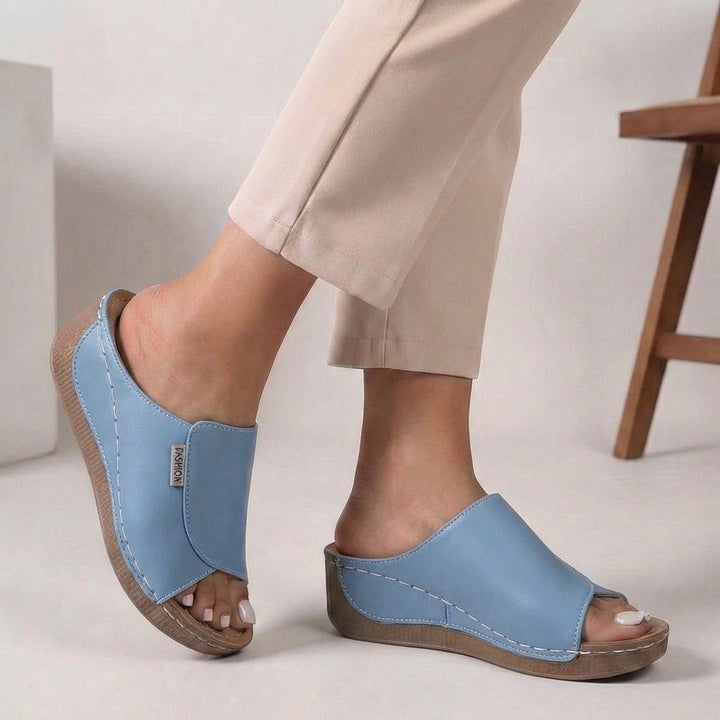 Zuecos de verano para mujer, slip-on y con cuña. Calzado cómodo y ergonómico, ideal para el bienestar.