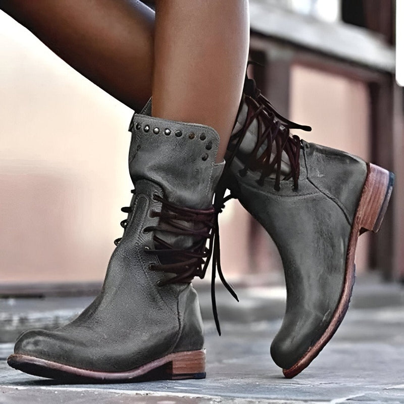 Par de botines de mujer con diseño moderno. Calzado femenino de otoño/invierno que combina confort y elegancia.