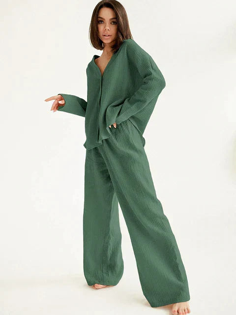 Modelo luciendo conjunto loungewear oversize. Atuendo cómodo de pantalón y top para mujer. Ropa casual versátil.