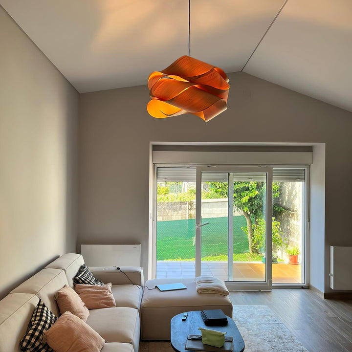 Diseño nórdico en lámpara colgante de madera, perfecta para un ambiente acogedor.