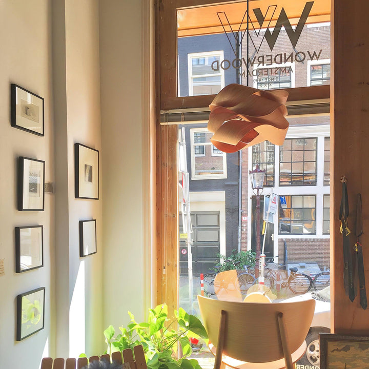 Lámpara de techo de madera, perfecta para salón comedor, aporta calidez y estilo.