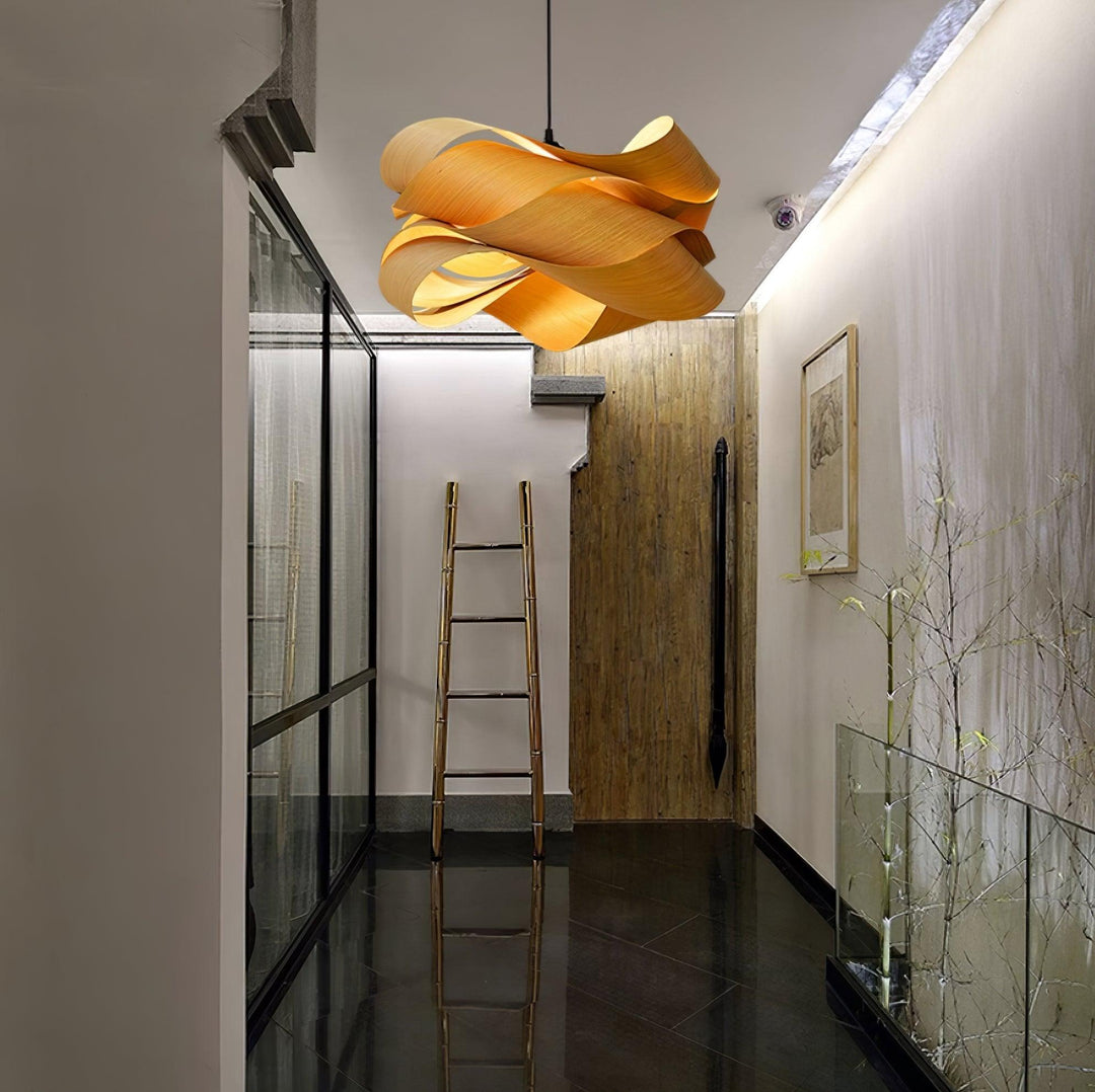 Iluminación colgante de madera, estilo contemporáneo para interior, luz suave.